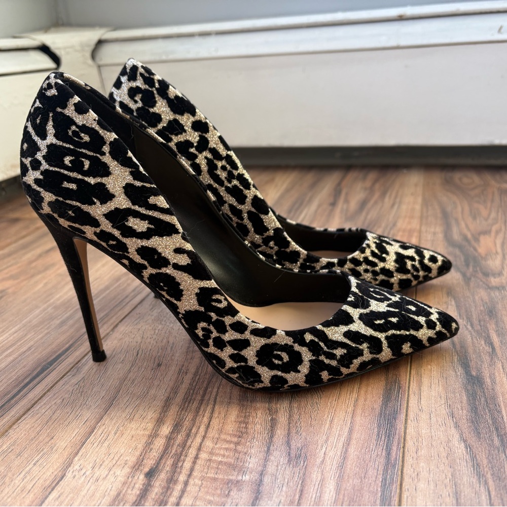Beautiful never worn Aldo leopard pumps! Like brand new, classy, smart and sexy.
